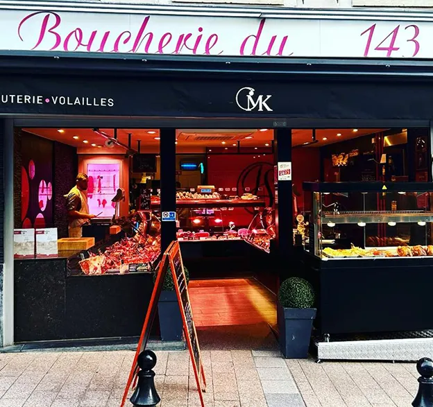 Devanture de boucherie moderne avec viandes, charcuterie et volailles en exposition à Palaiseau en Essonne 91