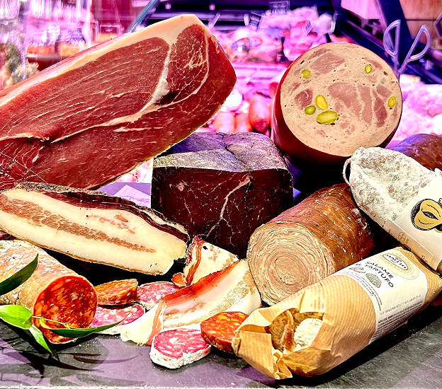 Un assortiment de charcuterie et de viandes, incluant jambon, saucissons et mortadelle à Palaiseau en Essonne 91