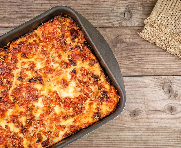 Un plat de lasagnes ou de gratin doré dans un moule sur une table en bois à Palaiseau en Essonne 91