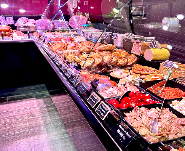 Comptoir de charcuterie rempli de viandes, pâtés, quiches, salades et plats préparés à Palaiseau en Essonne 91