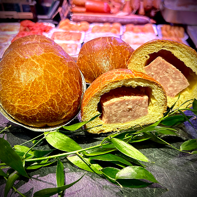 Brioches dorées fourrées au pâté, avec des feuilles vertes décoratives à Palaiseau en Essonne 91