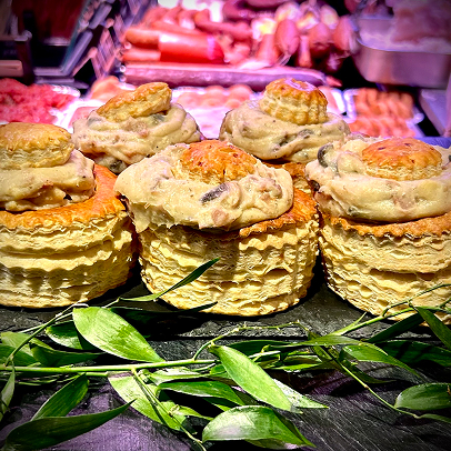 Cinq vol-au-vents garnis de crème et champignons, décorés de verdure à Palaiseau en Essonne 91