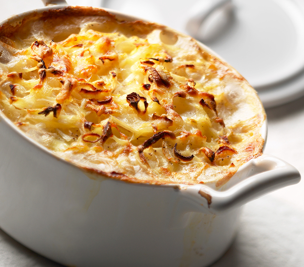 Frites de pommes de terre croustillantes avec du ketchup et des herbes aromatiques à Palaiseau dans l'Essonne 91