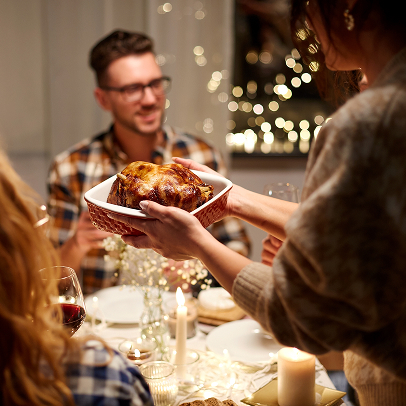 Gigot d'agneau rôti à la broche sur feu de bois, garni de romarin à Palaiseau dans l'Essonne 91
