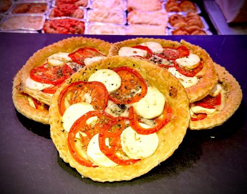 Feuilletés chèvre, tomates et olive